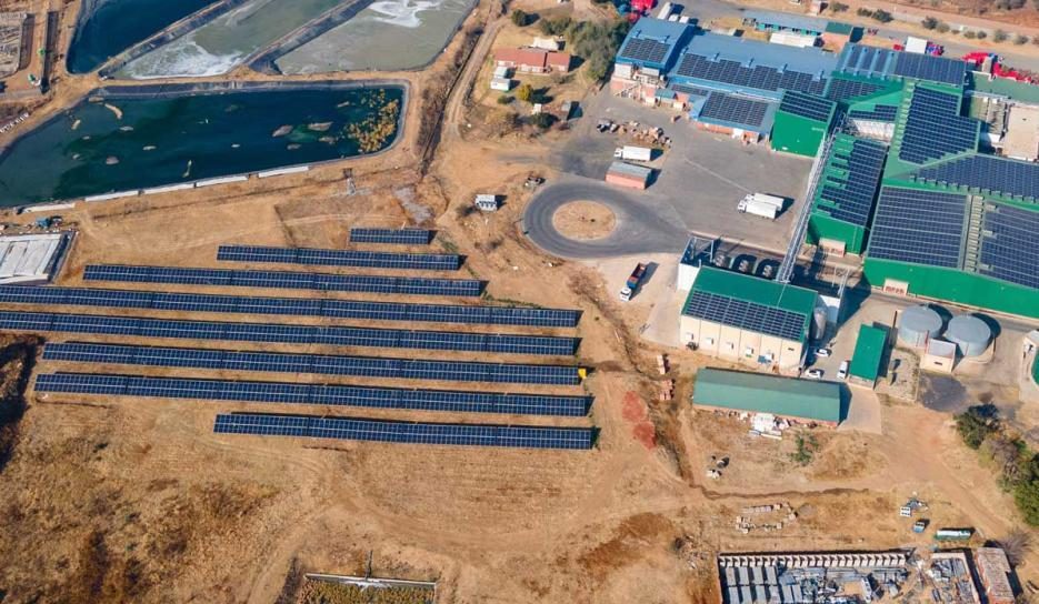 Site industriel alimenté par une centrale solaire